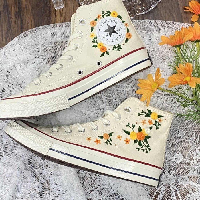 Renkli Çiçek Desenli Özel Nakışlı Beyaz Sneaker Renkli Çiçek Desenli Özel Nakışlı Beyaz Sneaker