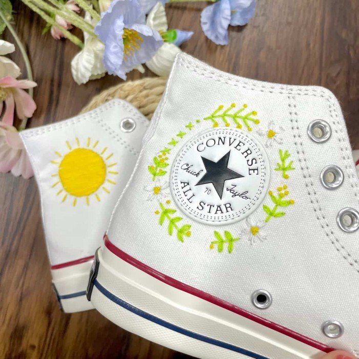 Renkli Çiçek Desenli Özel Nakışlı Beyaz Sneaker Renkli Çiçek Desenli Özel Nakışlı Beyaz Sneaker