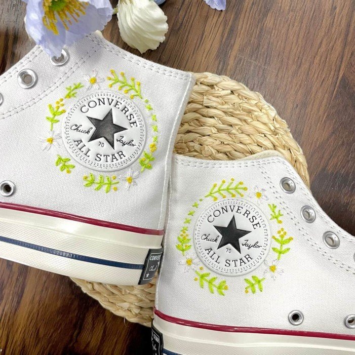 Renkli Çiçek Desenli Özel Nakışlı Beyaz Sneaker Renkli Çiçek Desenli Özel Nakışlı Beyaz Sneaker