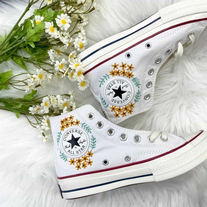 Renkli Çiçek Desenli Özel Nakışlı Beyaz Sneaker Renkli Çiçek Desenli Özel Nakışlı Beyaz Sneaker