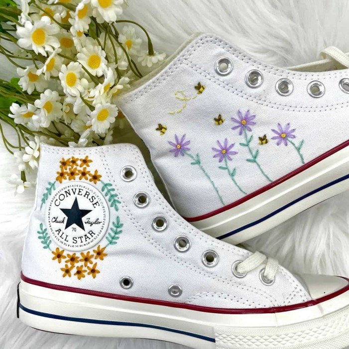 Renkli Çiçek Desenli Özel Nakışlı Beyaz Sneaker Renkli Çiçek Desenli Özel Nakışlı Beyaz Sneaker
