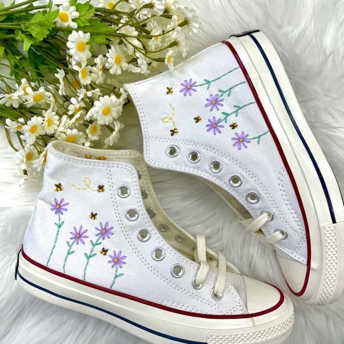 Renkli Çiçek Desenli Özel Nakışlı Beyaz Sneaker Renkli Çiçek Desenli Özel Nakışlı Beyaz Sneaker