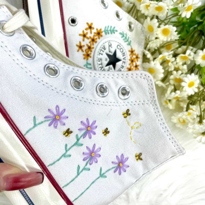 Renkli Çiçek Desenli Özel Nakışlı Beyaz Sneaker Renkli Çiçek Desenli Özel Nakışlı Beyaz Sneaker