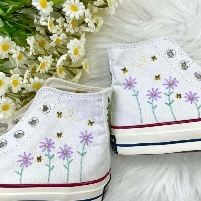 Renkli Çiçek Desenli Özel Nakışlı Beyaz Sneaker Renkli Çiçek Desenli Özel Nakışlı Beyaz Sneaker