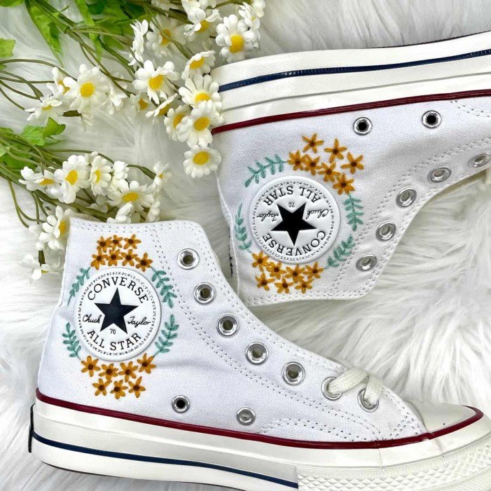 Renkli Çiçek Desenli Özel Nakışlı Beyaz Sneaker Renkli Çiçek Desenli Özel Nakışlı Beyaz Sneaker