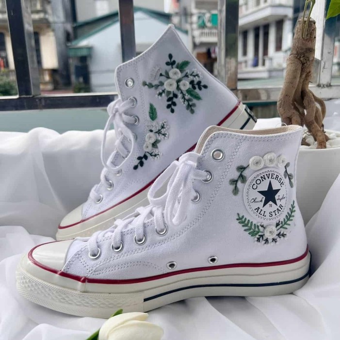 Renkli Çiçek Desenli Özel Nakışlı Beyaz Sneaker Renkli Çiçek Desenli Özel Nakışlı Beyaz Sneaker