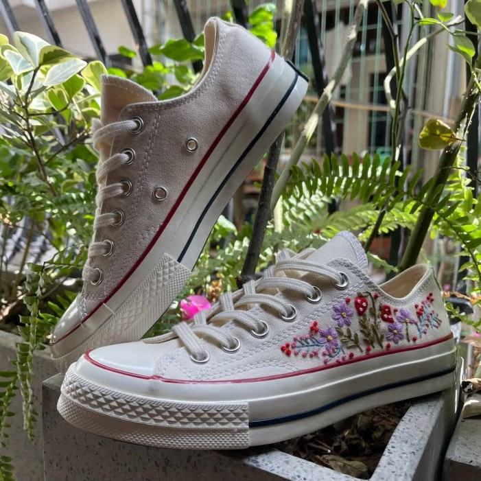 Renkli Çiçek Desenli Özel Nakışlı Beyaz Sneaker Renkli Çiçek Desenli Özel Nakışlı Beyaz Sneaker