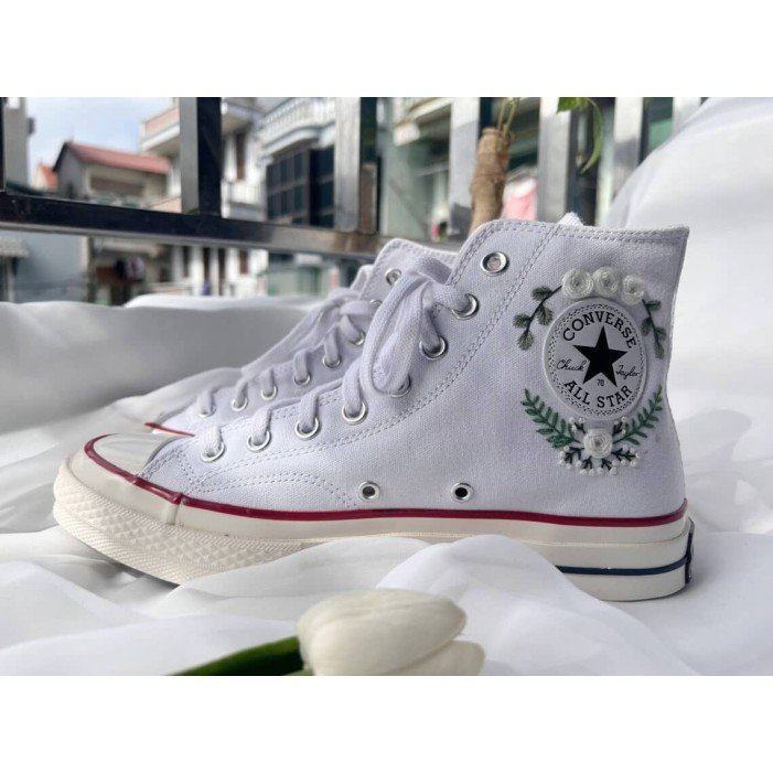Renkli Çiçek Desenli Özel Nakışlı Beyaz Sneaker Renkli Çiçek Desenli Özel Nakışlı Beyaz Sneaker