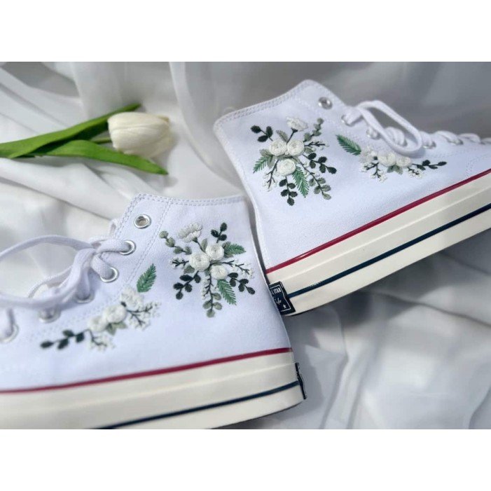 Renkli Çiçek Desenli Özel Nakışlı Beyaz Sneaker Renkli Çiçek Desenli Özel Nakışlı Beyaz Sneaker