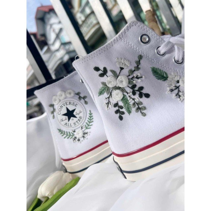 Renkli Çiçek Desenli Özel Nakışlı Beyaz Sneaker Renkli Çiçek Desenli Özel Nakışlı Beyaz Sneaker