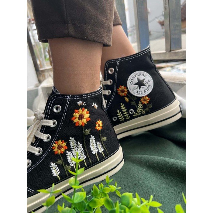 Renkli Çiçek Desenli Özel Nakışlı Siyah Sneaker Renkli Çiçek Desenli Özel Nakışlı Siyah Sneaker