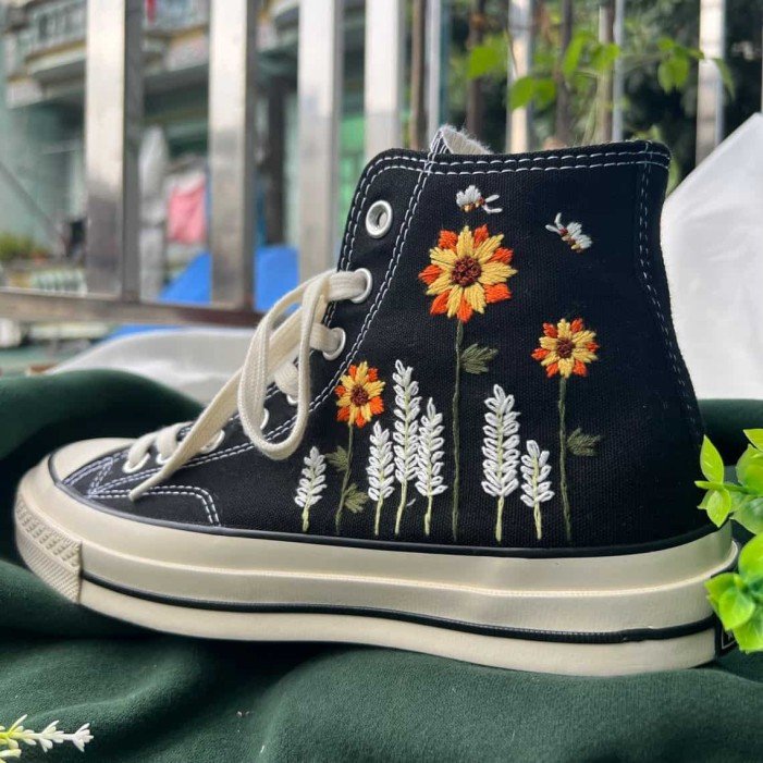 Renkli Çiçek Desenli Özel Nakışlı Siyah Sneaker Renkli Çiçek Desenli Özel Nakışlı Siyah Sneaker