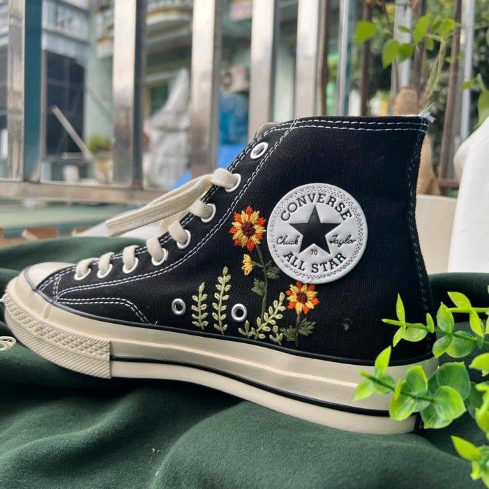 Renkli Çiçek Desenli Özel Nakışlı Siyah Sneaker Renkli Çiçek Desenli Özel Nakışlı Siyah Sneaker