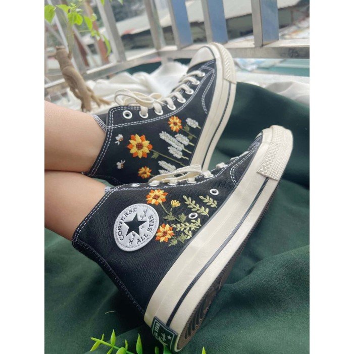 Renkli Çiçek Desenli Özel Nakışlı Siyah Sneaker Renkli Çiçek Desenli Özel Nakışlı Siyah Sneaker