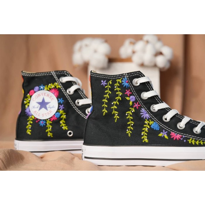 Renkli Çiçek Desenli Özel Nakışlı Siyah Sneaker Renkli Çiçek Desenli Özel Nakışlı Siyah Sneaker