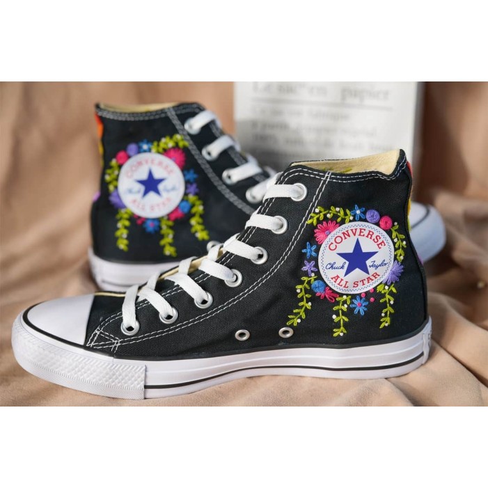 Renkli Çiçek Desenli Özel Nakışlı Siyah Sneaker Renkli Çiçek Desenli Özel Nakışlı Siyah Sneaker