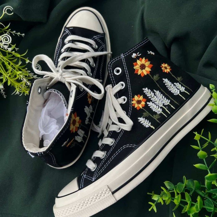 Renkli Çiçek Desenli Özel Nakışlı Siyah Sneaker Renkli Çiçek Desenli Özel Nakışlı Siyah Sneaker