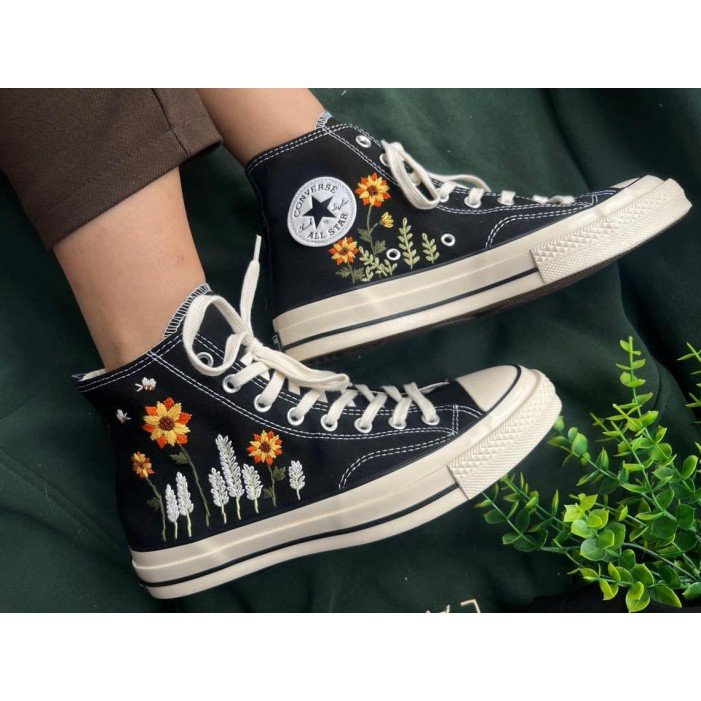 Renkli Çiçek Desenli Özel Nakışlı Siyah Sneaker Renkli Çiçek Desenli Özel Nakışlı Siyah Sneaker