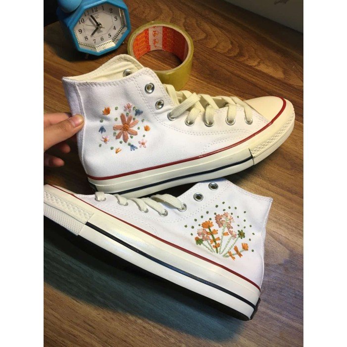Renkli Çiçek Desenli Özel Nakışlı Beyaz Sneaker Renkli Çiçek Desenli Özel Nakışlı Beyaz Sneaker