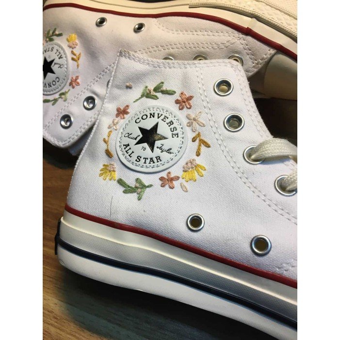 Renkli Çiçek Desenli Özel Nakışlı Beyaz Sneaker Renkli Çiçek Desenli Özel Nakışlı Beyaz Sneaker