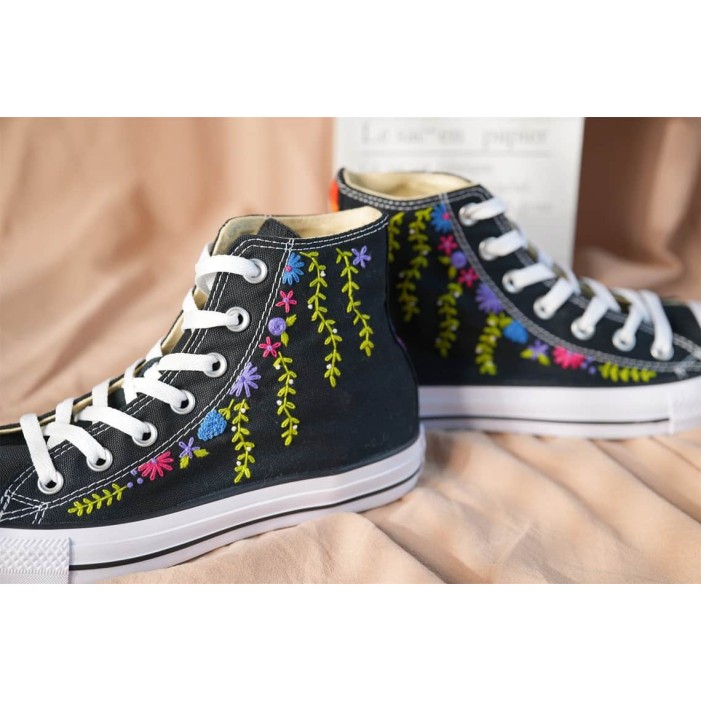 Renkli Çiçek Desenli Özel Nakışlı Siyah Sneaker Renkli Çiçek Desenli Özel Nakışlı Siyah Sneaker