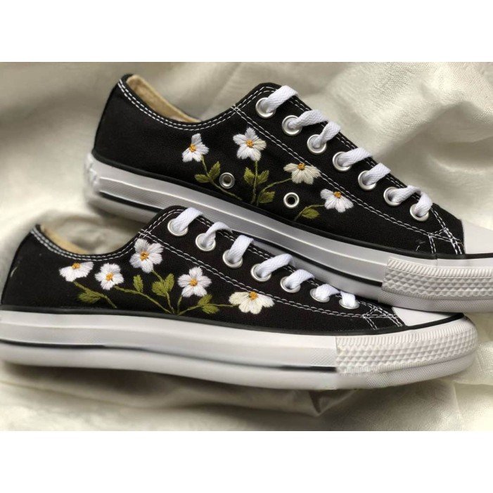Renkli Çiçek Desenli Özel Nakışlı Siyah Sneaker Renkli Çiçek Desenli Özel Nakışlı Siyah Sneaker