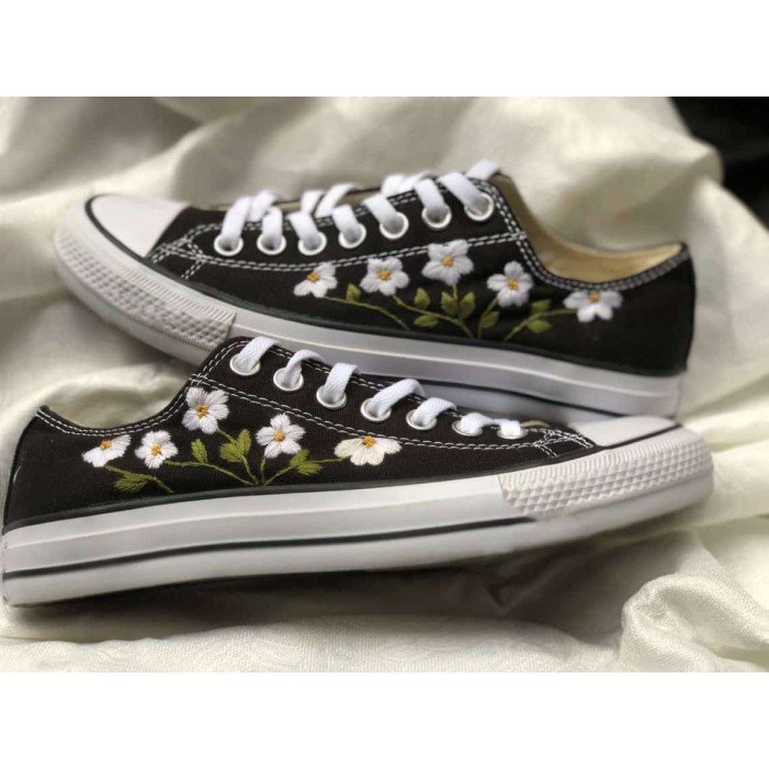 Renkli Çiçek Desenli Özel Nakışlı Siyah Sneaker Renkli Çiçek Desenli Özel Nakışlı Siyah Sneaker