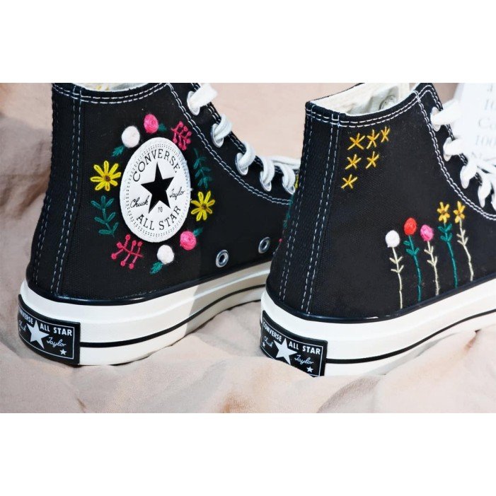 Renkli Çiçek Desenli Özel Nakışlı Siyah Sneaker Renkli Çiçek Desenli Özel Nakışlı Siyah Sneaker