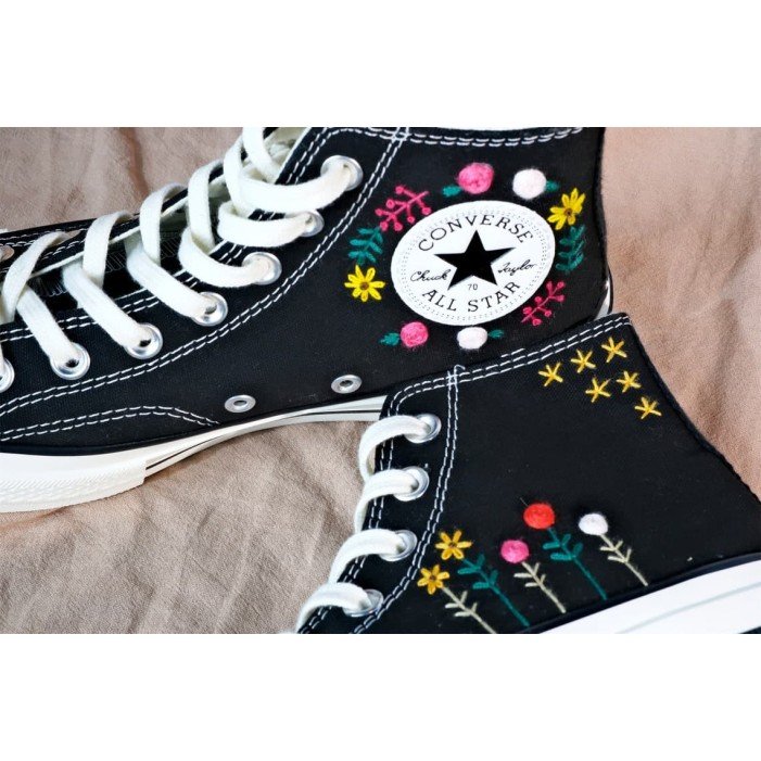 Renkli Çiçek Desenli Özel Nakışlı Siyah Sneaker Renkli Çiçek Desenli Özel Nakışlı Siyah Sneaker
