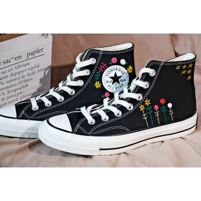 Renkli Çiçek Desenli Özel Nakışlı Siyah Sneaker Renkli Çiçek Desenli Özel Nakışlı Siyah Sneaker