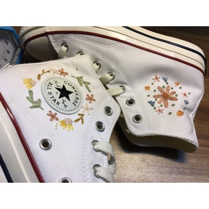 Renkli Çiçek Desenli Özel Nakışlı Beyaz Sneaker Renkli Çiçek Desenli Özel Nakışlı Beyaz Sneaker