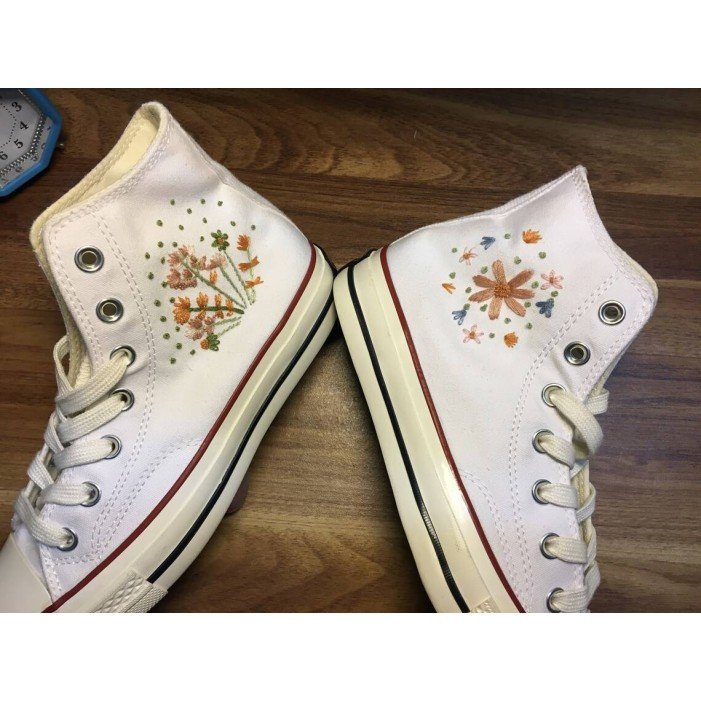 Renkli Çiçek Desenli Özel Nakışlı Beyaz Sneaker Renkli Çiçek Desenli Özel Nakışlı Beyaz Sneaker