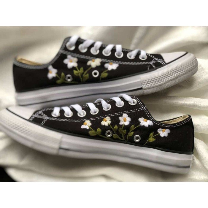 Renkli Çiçek Desenli Özel Nakışlı Siyah Sneaker Renkli Çiçek Desenli Özel Nakışlı Siyah Sneaker