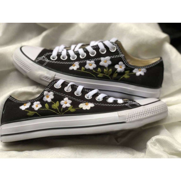 Renkli Çiçek Desenli Özel Nakışlı Siyah Sneaker Renkli Çiçek Desenli Özel Nakışlı Siyah Sneaker