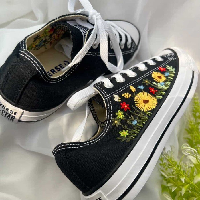 Renkli Çiçek Desenli Özel Nakışlı Siyah Sneaker Renkli Çiçek Desenli Özel Nakışlı Siyah Sneaker
