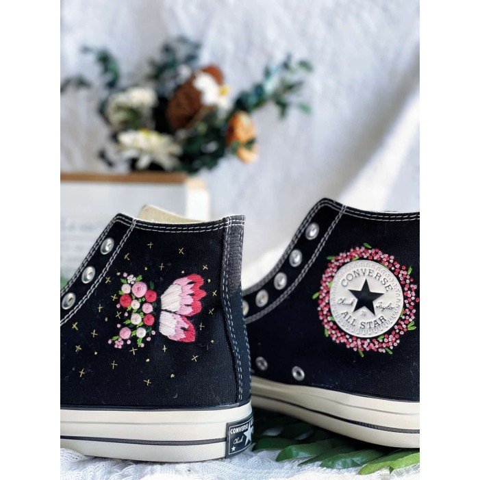 Renkli Çiçek Desenli Özel Nakışlı Siyah Sneaker Renkli Çiçek Desenli Özel Nakışlı Siyah Sneaker