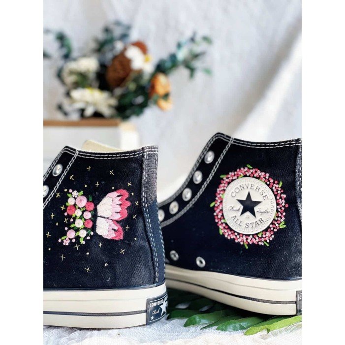 Renkli Çiçek Desenli Özel Nakışlı Siyah Sneaker Renkli Çiçek Desenli Özel Nakışlı Siyah Sneaker