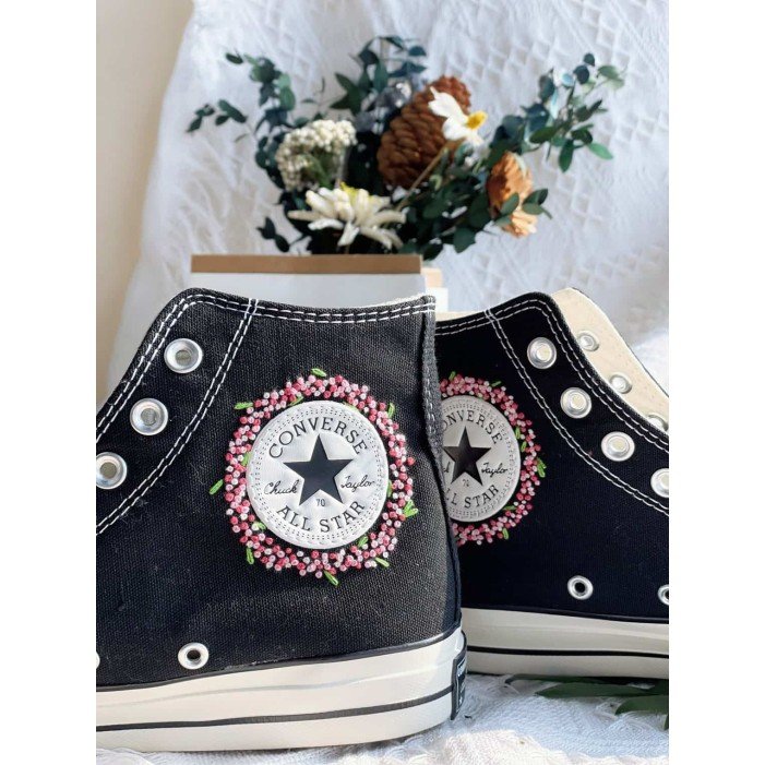Renkli Çiçek Desenli Özel Nakışlı Siyah Sneaker Renkli Çiçek Desenli Özel Nakışlı Siyah Sneaker