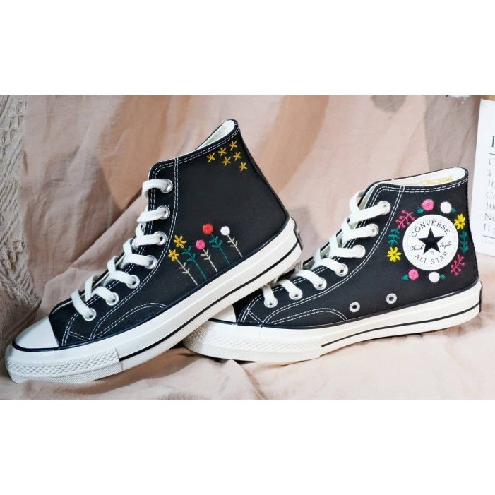 Renkli Çiçek Desenli Özel Nakışlı Siyah Sneaker Renkli Çiçek Desenli Özel Nakışlı Siyah Sneaker