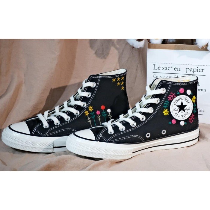 Renkli Çiçek Desenli Özel Nakışlı Siyah Sneaker Renkli Çiçek Desenli Özel Nakışlı Siyah Sneaker