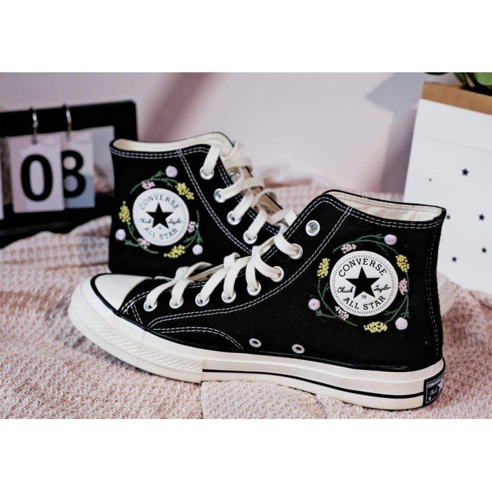 Renkli Çiçek Desenli Özel Nakışlı Siyah Sneaker Renkli Çiçek Desenli Özel Nakışlı Siyah Sneaker