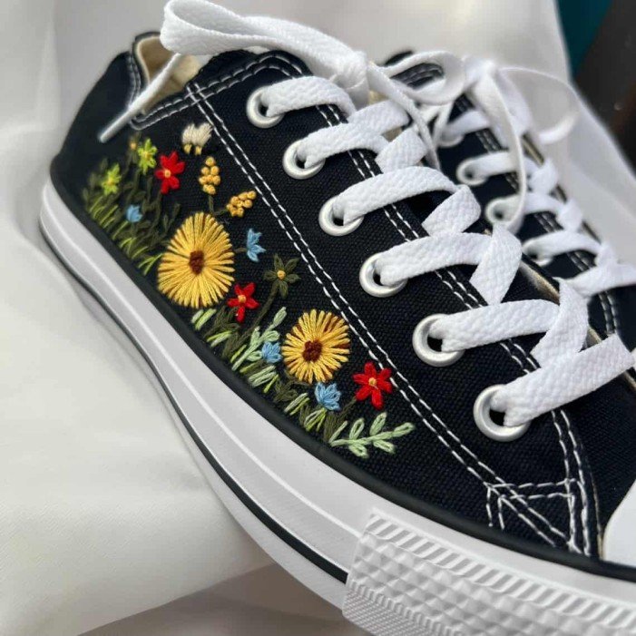 Renkli Çiçek Desenli Özel Nakışlı Siyah Sneaker Renkli Çiçek Desenli Özel Nakışlı Siyah Sneaker