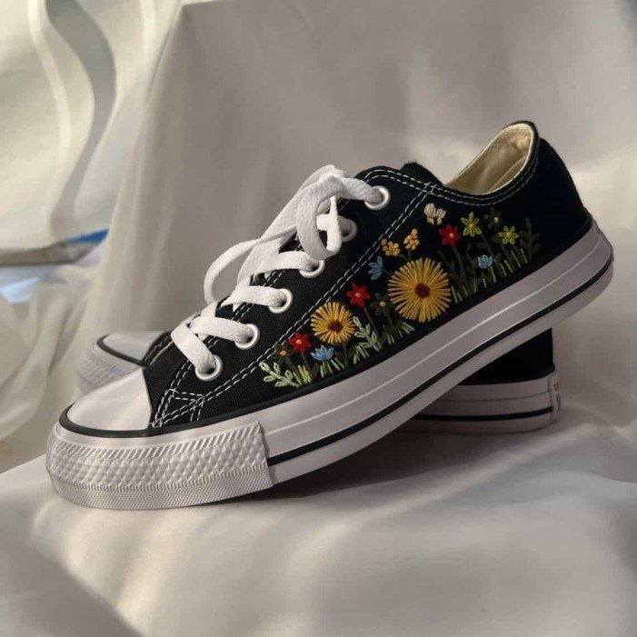 Renkli Çiçek Desenli Özel Nakışlı Siyah Sneaker Renkli Çiçek Desenli Özel Nakışlı Siyah Sneaker