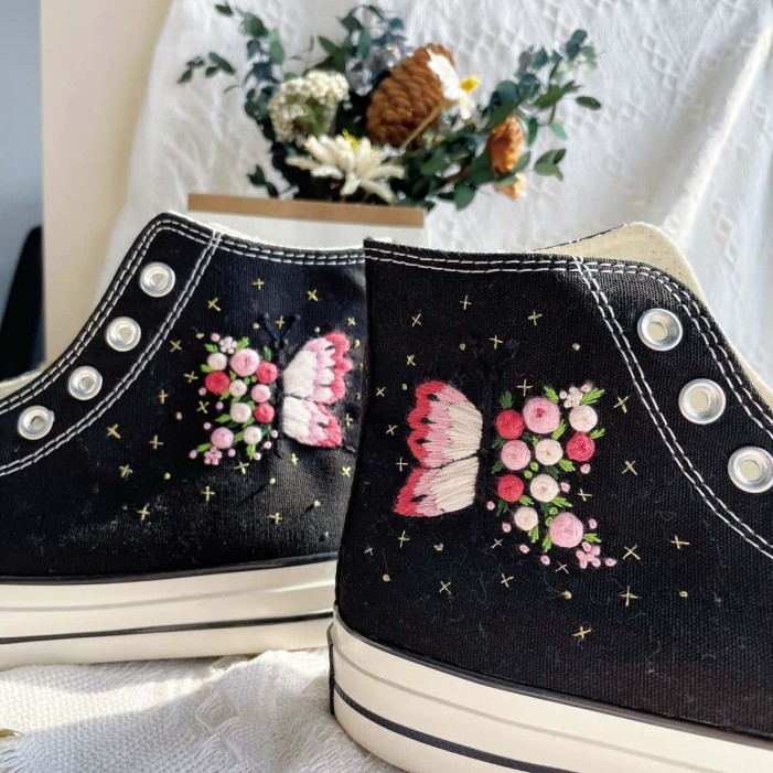 Renkli Çiçek Desenli Özel Nakışlı Siyah Sneaker Renkli Çiçek Desenli Özel Nakışlı Siyah Sneaker