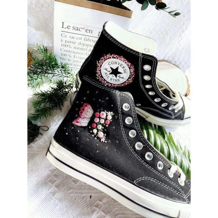 Renkli Çiçek Desenli Özel Nakışlı Siyah Sneaker Renkli Çiçek Desenli Özel Nakışlı Siyah Sneaker