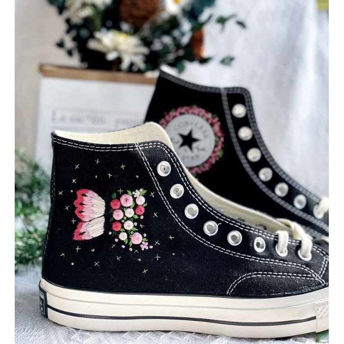 Renkli Çiçek Desenli Özel Nakışlı Siyah Sneaker Renkli Çiçek Desenli Özel Nakışlı Siyah Sneaker