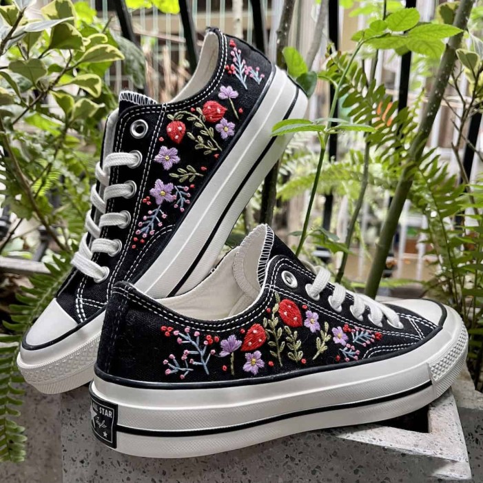 Renkli Çiçek Desenli Özel Nakışlı Siyah Sneaker Renkli Çiçek Desenli Özel Nakışlı Siyah Sneaker