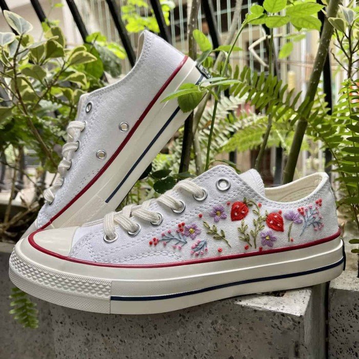 Renkli Çiçek Desenli Özel Nakışlı Beyaz Sneaker Renkli Çiçek Desenli Özel Nakışlı Beyaz Sneaker