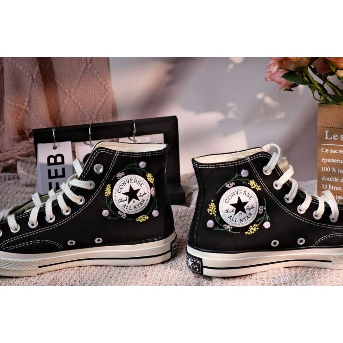 Renkli Çiçek Desenli Özel Nakışlı Siyah Sneaker Renkli Çiçek Desenli Özel Nakışlı Siyah Sneaker