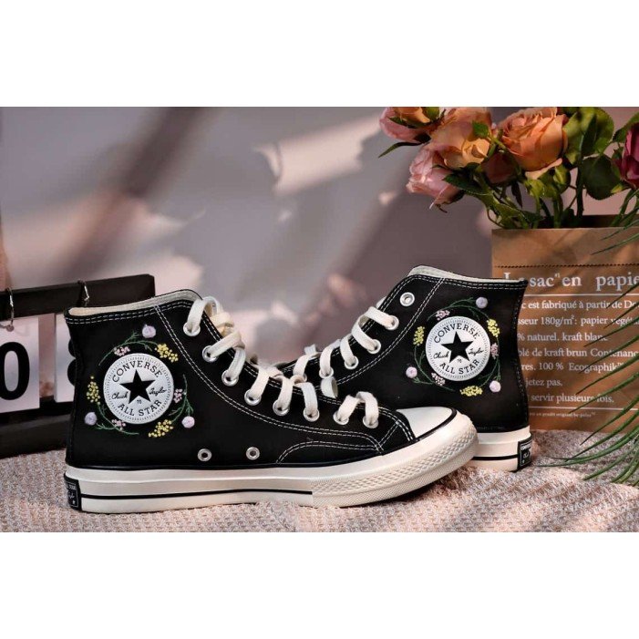 Renkli Çiçek Desenli Özel Nakışlı Siyah Sneaker Renkli Çiçek Desenli Özel Nakışlı Siyah Sneaker